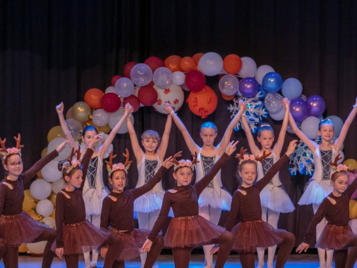 Ballett-Formation bei einem Auftritt vor einem Ballonbogen