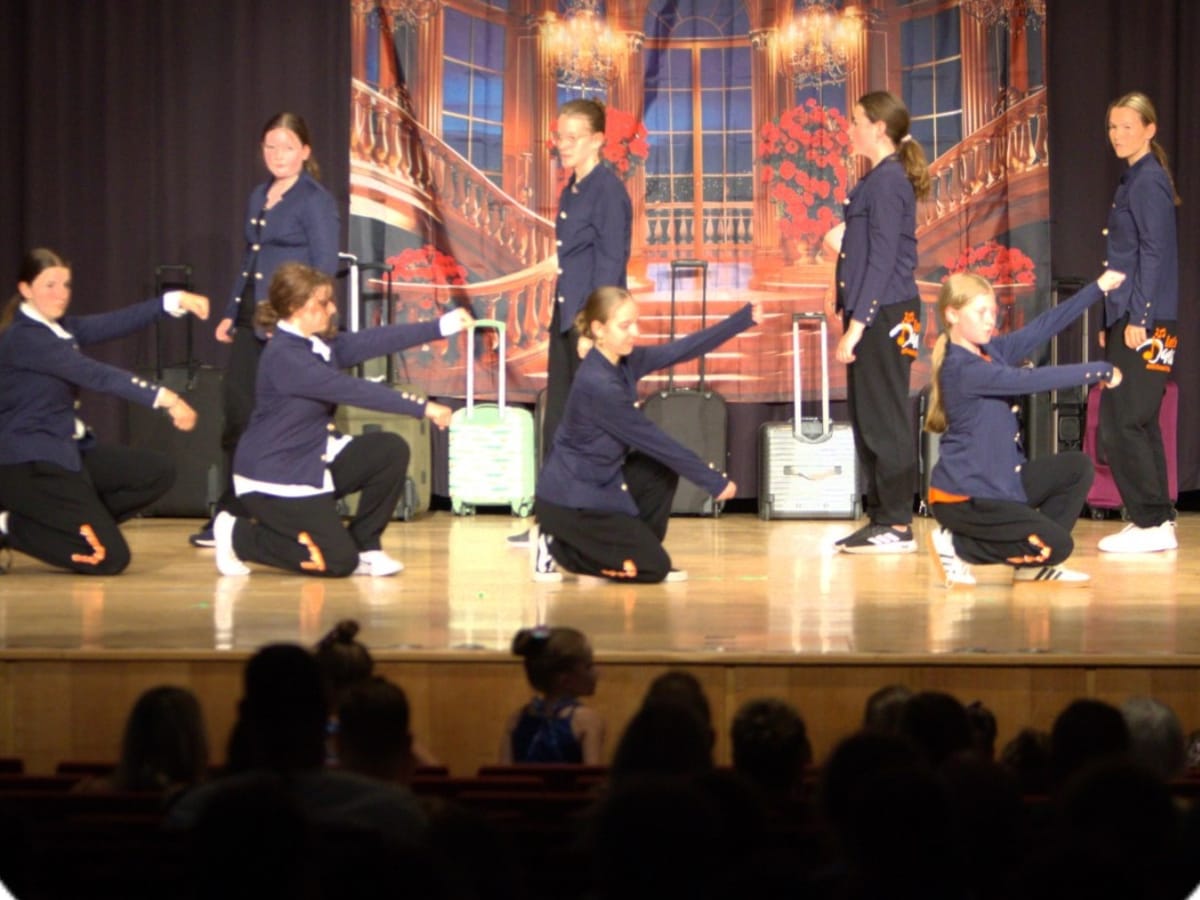 Jam HIPHOP: Gruppe in Uniformen bei einer Choreografie auf der Bühne