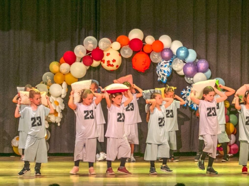 HipHop-Choreografie der Kindergruppe in Trikots