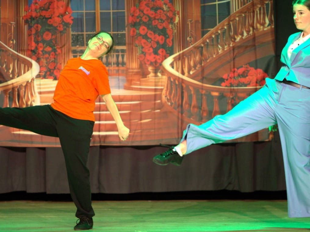 Contemporary und Jazzdance: Tänzerinnen mit hohem Beinschwung