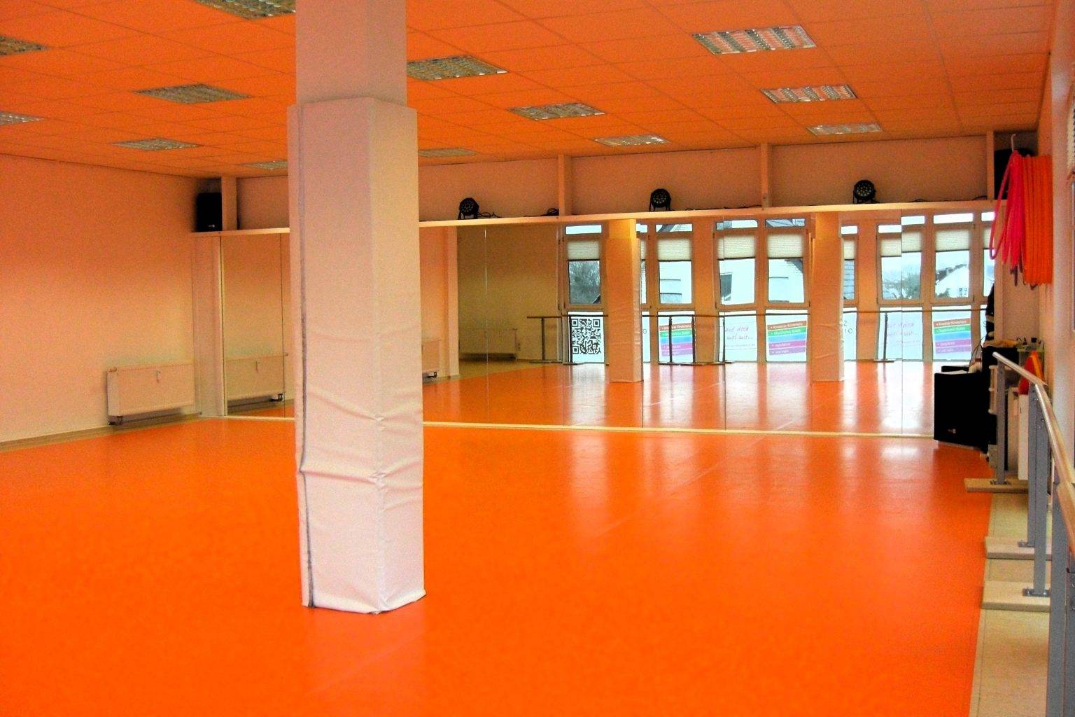 Tanzraum 1 mit Spiegelwand und Ballettstange